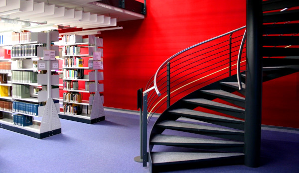 Foto der Treppe in der UB Bayreuth