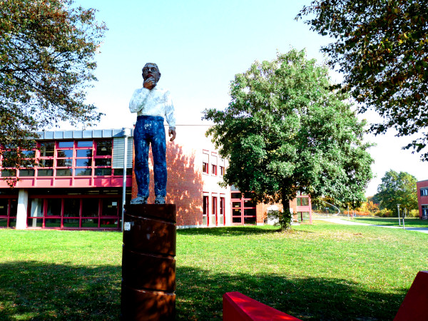 Foto einer Statue vor der UB Bayreuth