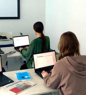 Foto von zwei Teilnehmenden eines Workshops der UB Bayreuth