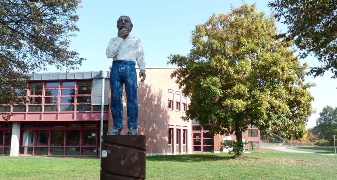 Foto vom Bayreuther Campus mit Figur