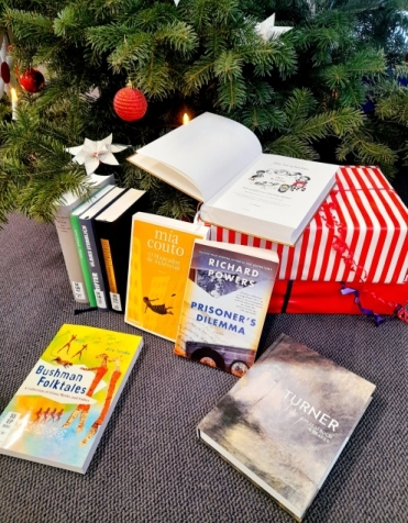 Bücher unter einem Weihnachtsbaum