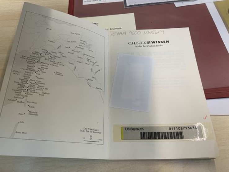 Foto eines Buches mit einem RFID-Ettikets
