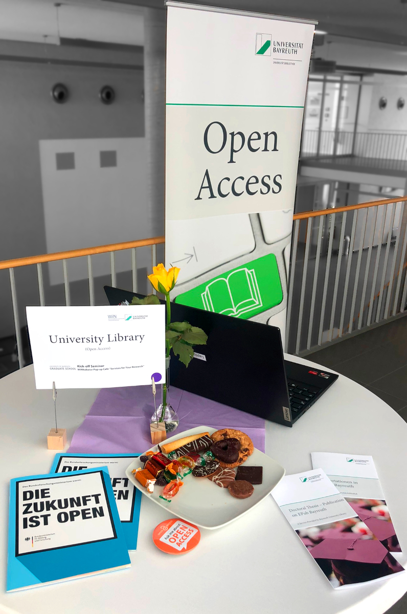 Open-Access-Banner und Info-Materialien an einem Open-Access-Beratungsstand