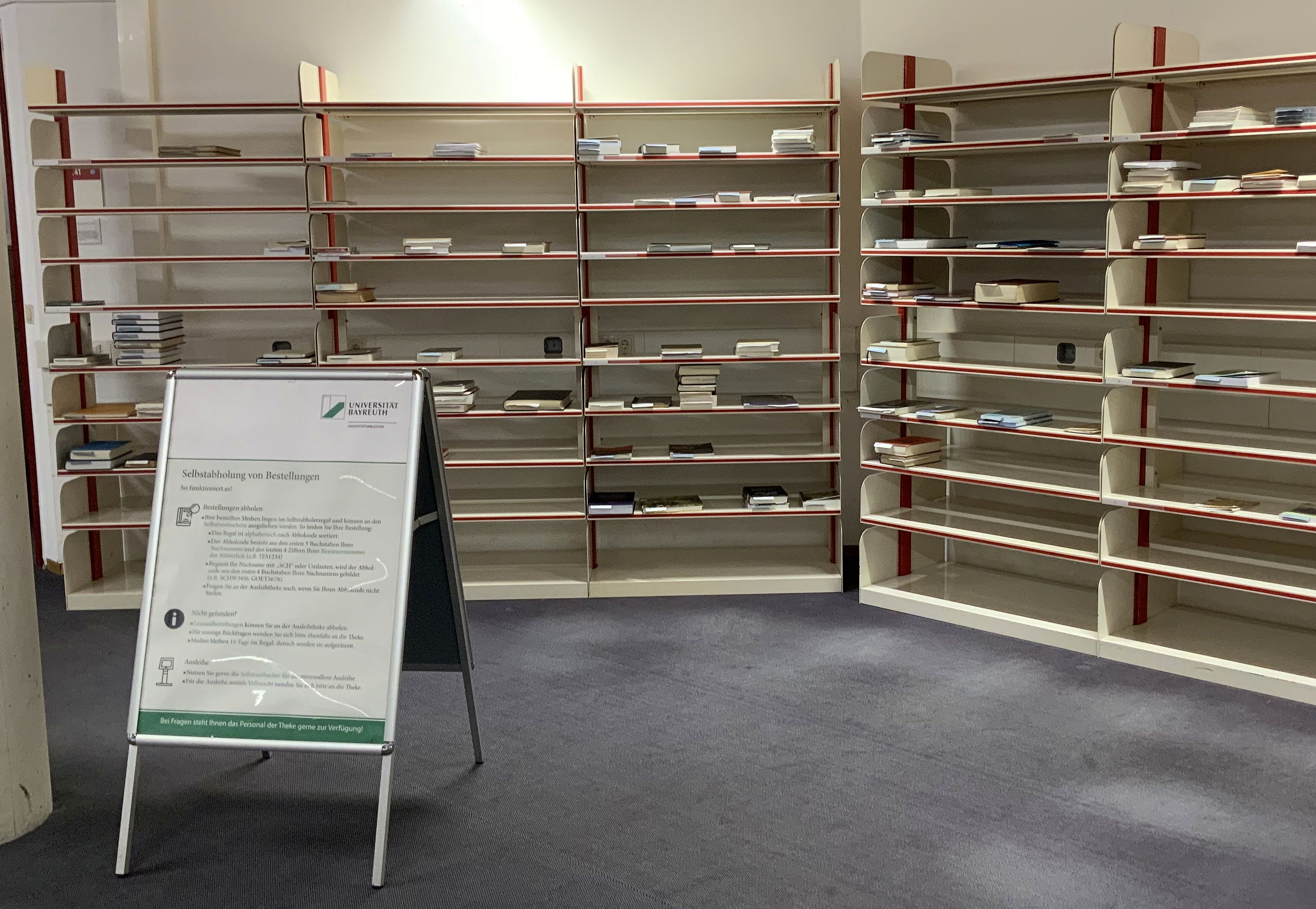 Freely accessible pick-up shelf in the Main Library